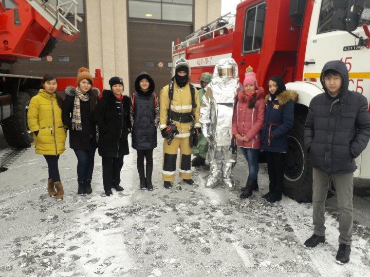 №54 орта мектептің 9 "А" сынып оқушылары №15 мамандандырылған өрт сөндіру бөліміне барып бір күндік жұмыс тәртібімен таныстыруда