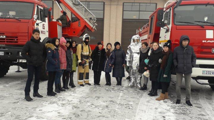 №54 орта мектептің 9 "А" сынып оқушылары №15 мамандандырылған өрт сөндіру бөліміне барып бір күндік жұмыс тәртібімен таныстыруда