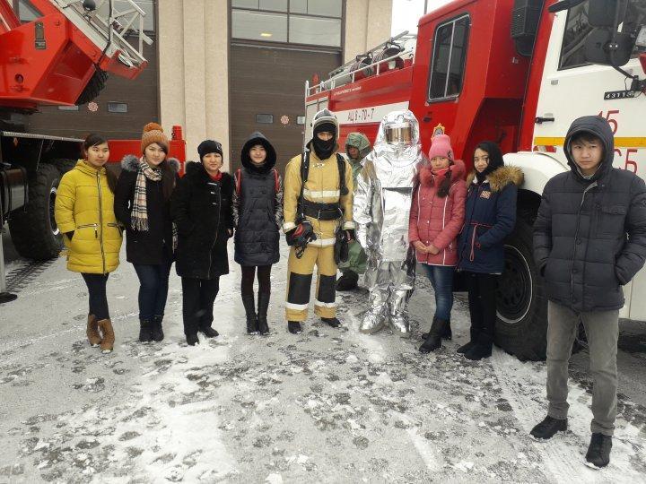 №54 орта мектептің 9 "А" сынып оқушылары №15 мамандандырылған өрт сөндіру бөліміне барып бір күндік жұмыс тәртібімен таныстыруда