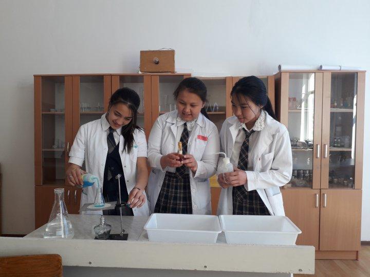 "Емдеу ісі" мамандығын таңдаған №54 орта мектеп 9 "А"  сынып оқушылары ЖМК-ға барып, зертханамен танысу жұмыс жүргізуде