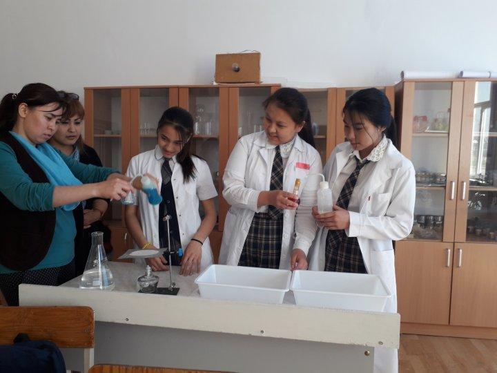 "Емдеу ісі" мамандығын таңдаған №54 орта мектеп 9 "А"  сынып оқушылары ЖМК-ға барып, зертханамен танысу жұмыс жүргізуде
