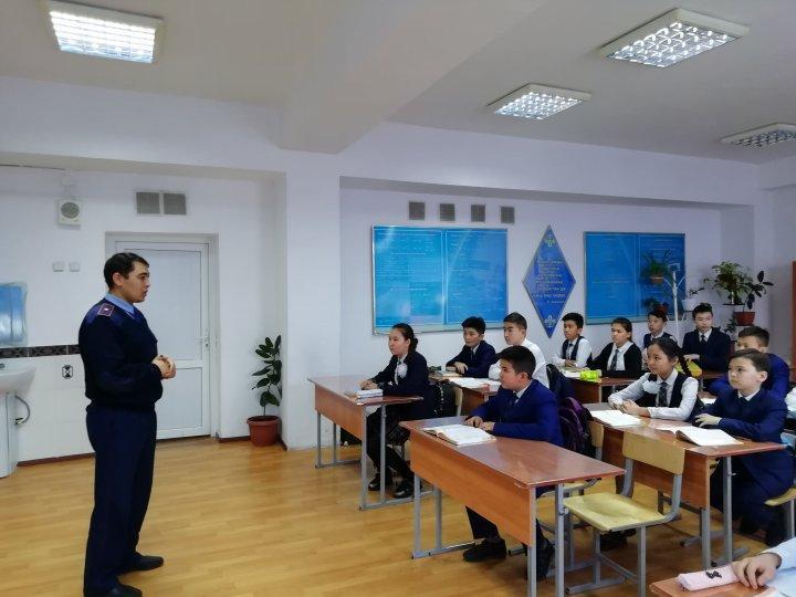 Тараз қаласы ПБ 1-ПБ ЖПҚБ ЮПТ аға инспекторы полиция майоры Е.Кумековтың мектеп оқушыларымен кездесуі